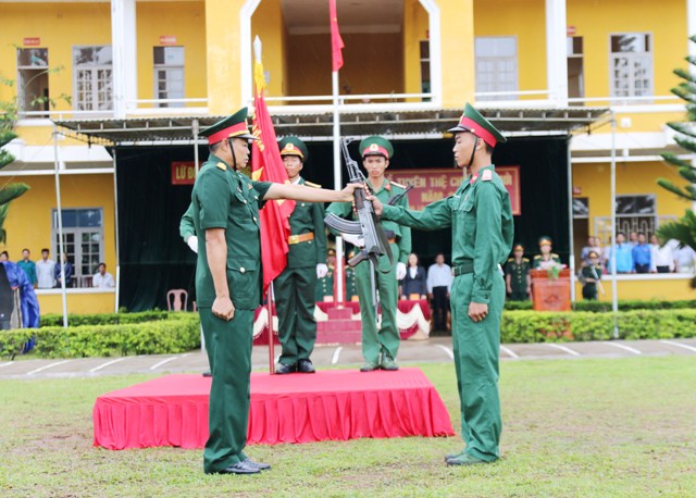 Đại tá Nguyễn Văn Quý -  Lữ đoàn phó Lữ đoàn  Đặc công 198 thực hiện  nghi thức  trao vũ khí  cho đại diện chiến sĩ mới.