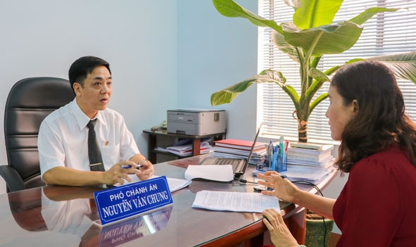  Phó Chánh án Tòa án nhân dân tỉnh Nguyễn Văn Chung trao đổi với phóng viên  Báo Đắk Lắk.  Ảnh: H Gia 