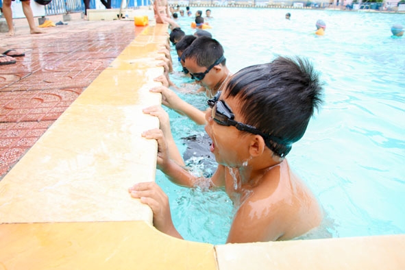 Trẻ em học bơi tại hồ bơi Nhà Văn hóa Thanh Thiếu nhi tỉnh.  Ảnh: H. Gia