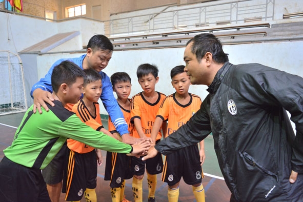 Thầy trò huấn luyện viên Đặng Trung Duyên hạ quyết tâm trong trận gặp Sài Gòn FC. 