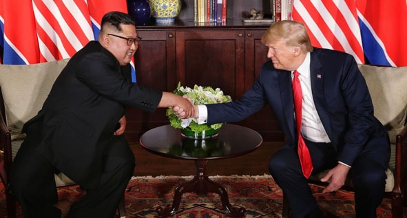 Tổng thống Mỹ Donald Trump (phải) và nhà lãnh đạo Triều Tiên Kim Jong-un tại cuộc gặp ở Singapore ngày 12-6.(Ảnh: THX/TTXVN)    