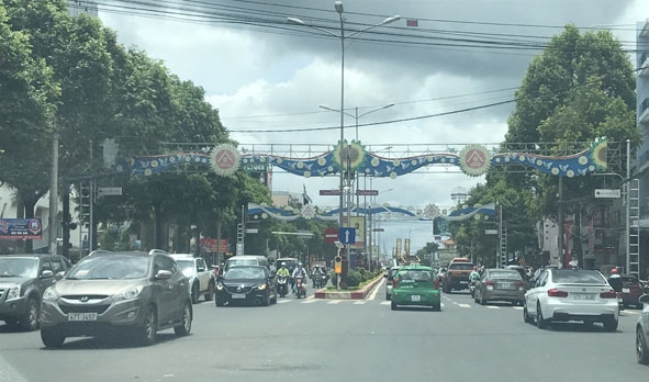 Đường phố Buôn Ma Thuột đang ngày một chật hẹp trước mật độ giao thông gia tăng nhanh chóng. 
