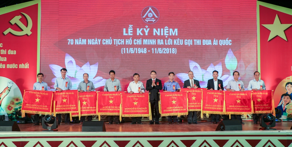 Phó Chủ tịch Thường trực UBND tỉnh Nguyễn Hải Ninh trao cờ thi đua tặng các tập thể dẫn đầu phong trào thi đua của tỉnh năm 2017. Ảnh: H.Gia