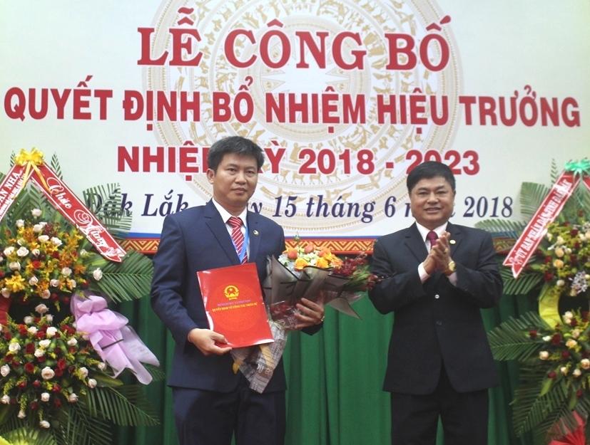 Phó Bí thư Thưởng trực  Tỉnh ủy Phạm Minh Tấn trao Quyết định bổ nhiệm Hiệu trưởng cho Tiến sĩ Trần Thanh Trúc. 