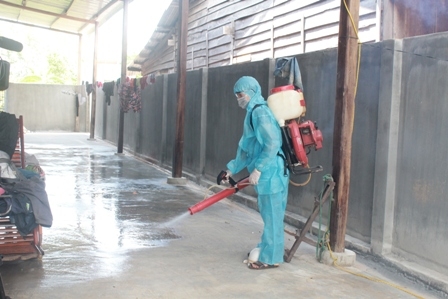 Cán bộ Trung tâm y tế huyện Ea Súp phun hóa chất khử khuẩn bề mặt tại khu dân cư nơi ghi nhận bệnh thủy đậu. 