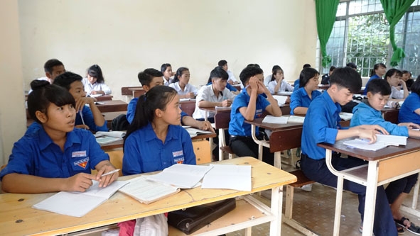 Một tiết ôn tập thi THPT Quốc gia năm 2018 của học sinh lớp 12 Trường THPT Trần Hưng Đạo (huyện Krông Bông). 