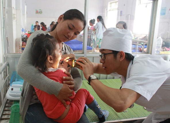 Bác sĩ trẻ Sử Kiều Thanh thăm khám cho bệnh nhi điều trị nội trú tại bệnh viện. 