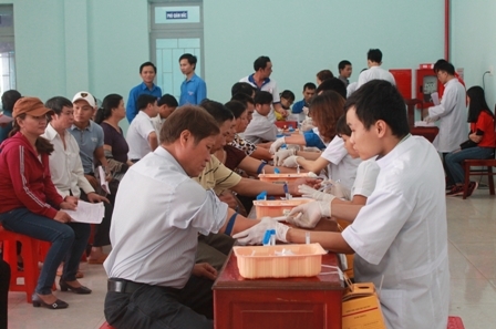 Người dân huyện Krông Pắc làm xét nghiệm máu trước khi hiến máu. 