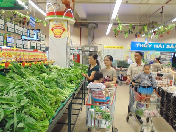 Khách hàng mua sắm tại siêu thị Co.opmart Buôn Ma Thuột. 