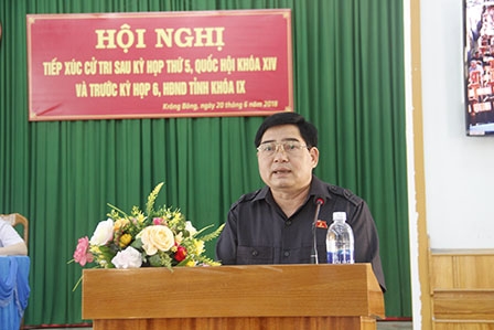 Phó Trưởng đoàn chuyên trách Đoàn ĐBQH tỉnh Y Khút Niê phát biểu tại buổi tiếp xúc cử tri
