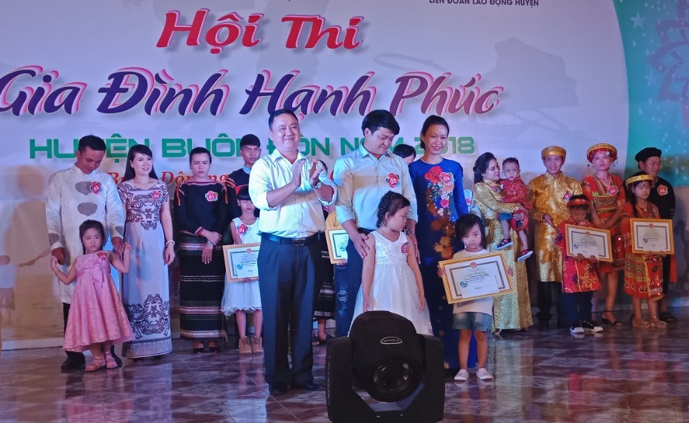 Đại diện Ban tổ chức trao giải A cho gia đình anh Nguyễn Cảnh Minh.