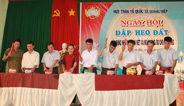 Chi bộ Cơ quan (Đảng bộ xã Quảng Hiệp, Huyện Cư M’gar) khui heo đất tiết kiệm đóng góp tiền giúp đỡ hộ nghèo.