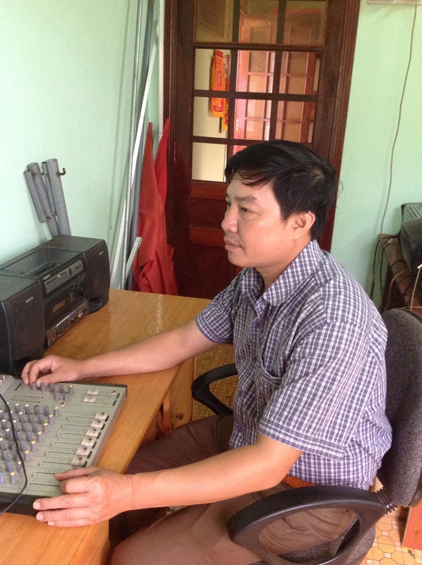 Anh Dương Văn Phong, cán bộ phụ trách  truyền thanh phường Đoàn Kết (TX. Buôn Hồ)  vận hành máy phát sóng.