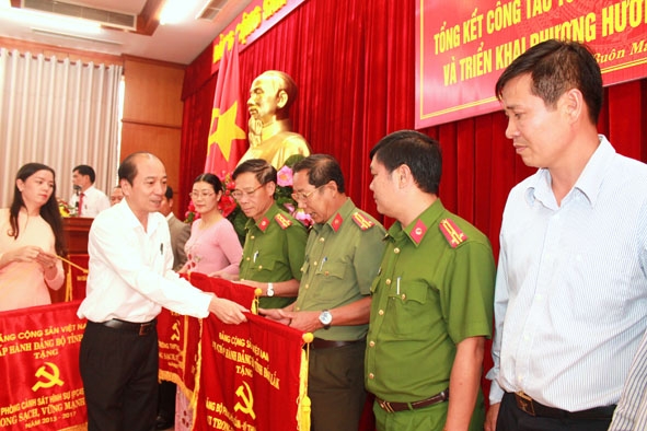 Phó Bí thư Tỉnh ủy, Chủ tịch UBND tỉnh Phạm Ngọc Nghị trao Cờ thi đua tặng các TCCSĐ đạt trong sạch vững mạnh tiêu biểu 5 năm liền (2013-2017).  