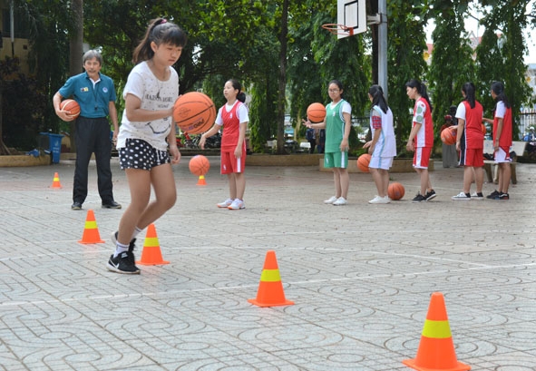 Các em học sinh tập môn bóng rổ.