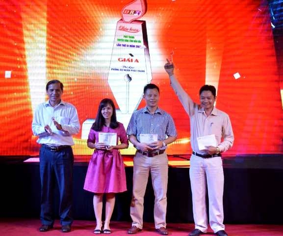 Phó Trưởng Ban Tuyên giáo Tỉnh ủy Nguyễn Cảnh trao giải cho các tác giả, nhóm tác giả đoạt giải thể loại phóng sự phát thanh