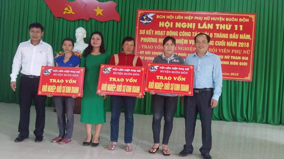 Đại diện Hội LHPN huyện Buôn Đôn và MTTQ Việt Nam huyện Buôn Đôn trao vốn khởi nghiệp cho hội viên phụ nữ.