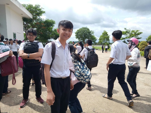 Học sinh tham dự kỳ thi tuyển sinh vào lớp 10 Trường THPT Chuyên Nguyễn Du năm học 2018-2019. 