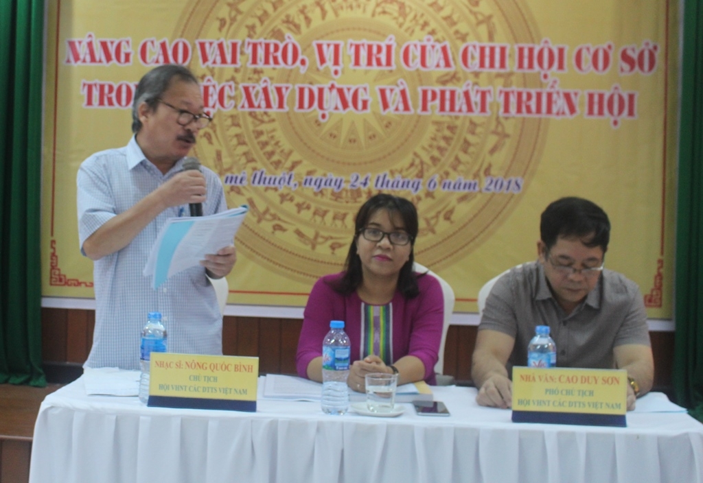 Chủ tịch Hội VHNT các dân tộc thiểu số Việt Nam Nông Quốc Bình phát biểu đề dẫn tại Hội thảo.