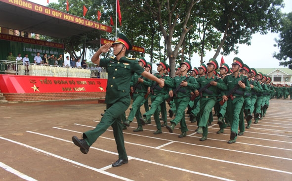 Duyệt đội ngũ tại lễ tuyên thệ chiến sĩ mới. 
