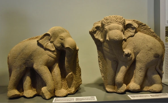 Hai tượng voi Trà Kiệu trưng bày ở Bảo tàng Guimet, Pháp.  