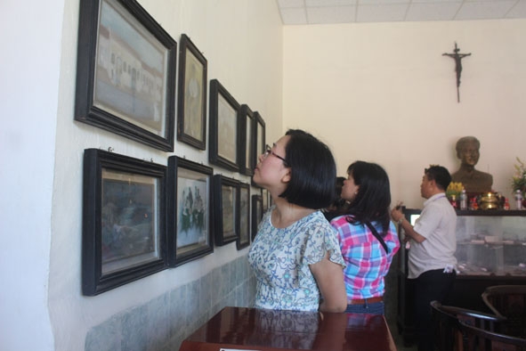 Du khách tham quan nhà tưởng niệm thi sĩ Hàn Mặc Tử.