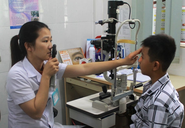 Bác sĩ Bệnh viện Mắt tỉnh khám phân loại bệnh cho trẻ em có dị tật về mắt. 