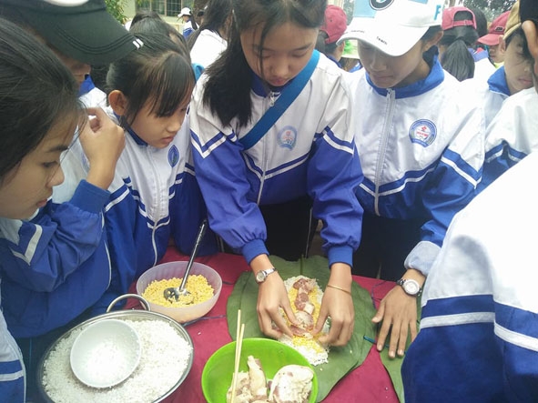 Các em học sinh thực hành nấu ăn tại chương trình “Một ngày trải nghiệm”. 