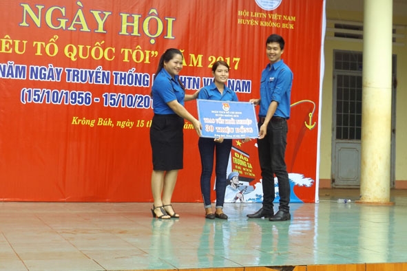 Ban Thường vụ Huyện Đoàn Krông Búk trao nguốn vốn hỗ trợ khởi nghiệp cho hội viên CLB Thanh niên làm kinh tế giỏi. 