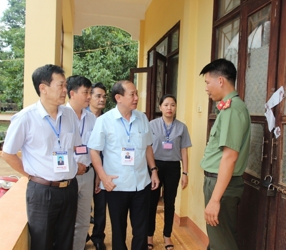 Đoàn thanh tra của Bộ GD-ĐT kiểm tra, thị sát tại điểm thi Trường THPT Nguyễn Bỉnh Khiêm (huyện Krông Pắc).