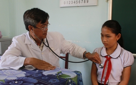 Cán bộ Trạm Y tế xã Hòa Phú (TP. Buôn Ma Thuột) khám sàng lọc cho trẻ em trước tiêm chủng. 