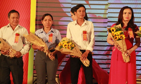 Anh Nguyễn Bá Đình (thứ 2 từ phải sang) được vinh danh tại  Lễ kỷ niệm 70 năm Ngày Chủ tịch Hồ Chí Minh ra Lời kêu gọi Thi đua  ái quốc năm 2018.   