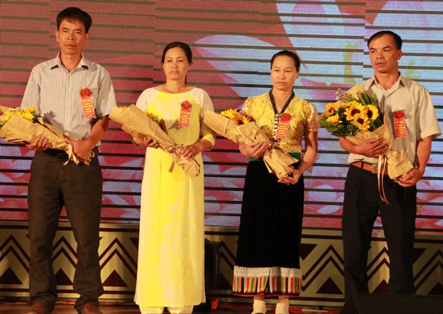 Ông Mông Văn Mậu (bìa phải) được vinh danh tại Lễ kỷ niệm 70 năm Ngày Chủ tịch Hồ Chí Minh ra Lời kêu gọi Thi đua ái quốc năm 2018.  	