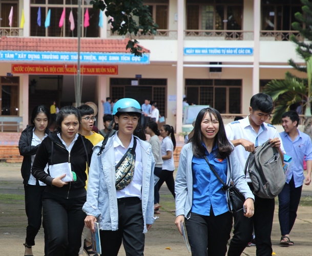 Các thí sinh tại điểm thi Trường THPT Lê Quý Đôn thở phào sau khi hoàn thành buổi thi cuối cùng.