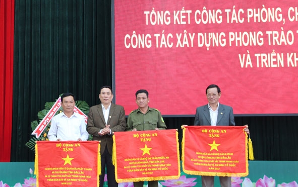 Phó Chủ tịch UBND tỉnh Võ Văn Cảnh trao Cờ thi đua của Bộ Công an tặng các tập thể có thành tích xuất sắc trong công tác  phòng chống tội phạm và tệ nạn xã hội trên địa bàn tỉnh.   