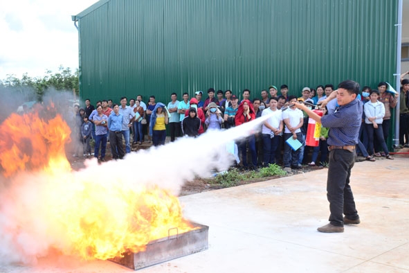 Cảnh sát phòng cháy và chữa cháy số 7 hướng dẫn chủ các cơ sở kinh doanh trên địa bàn huyện Ea H’leo sử dụng bình chữa cháy.