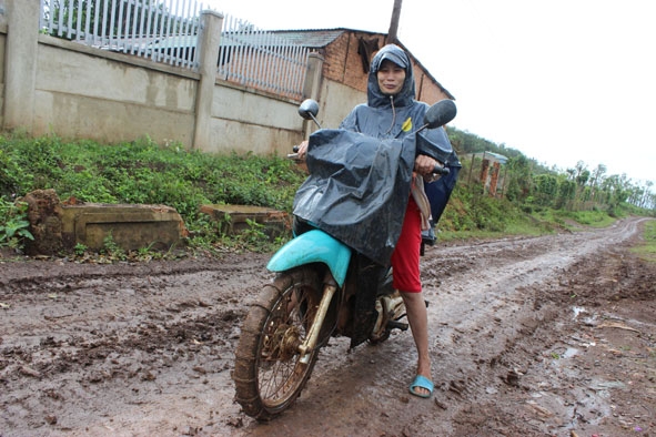 Người dân buôn Cư Yuốt, xã Cư Pơng, huyện Krông Búk đi xe máy phải quấn xích ở lốp.    