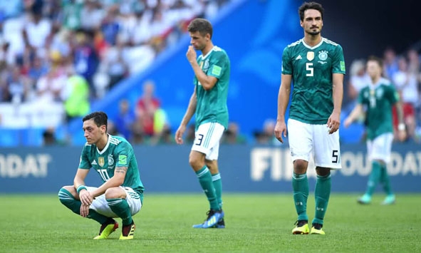Mesut Ozil (ngồi) và đồng đội có màn trình diễn đáng thất vọng tại World Cup 2018. Ảnh: Internet 