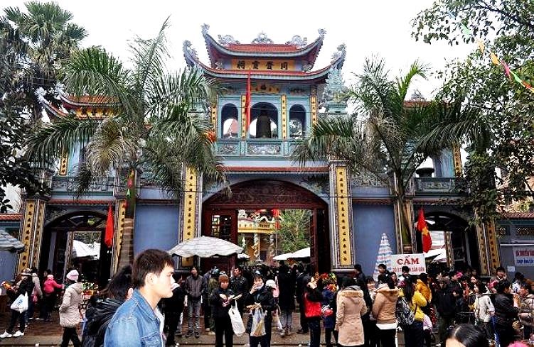 Đền Mẫu Đồng Đăng luôn rất đông du khách tới du Xuân vào dịp đầu năm mới.  Ảnh: SGGP