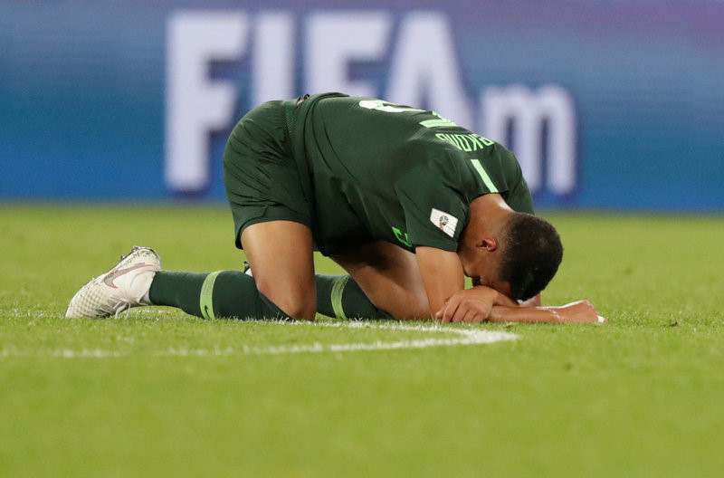 Cầu thủ William Ekong của đội tuyển Nigeria bật khóc sau trận thua đầy tiếc nuối trước Argentina. 