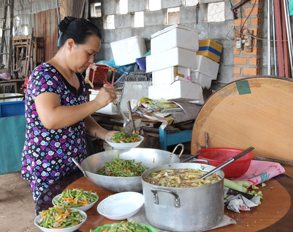 Cô Nguyễn Thu Vượng (khối 6, phường Tự An, TP. Buôn Ma Thuột) chuẩn bị bữa ăn cho các thí sinh. Ảnh: D.Tiến