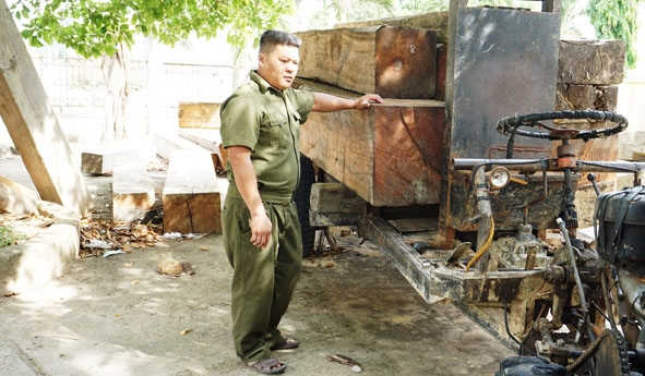 Xe gỗ được các lực lượng chức năng  xã Cư Bông bắt được nhờ tin báo của người dân.