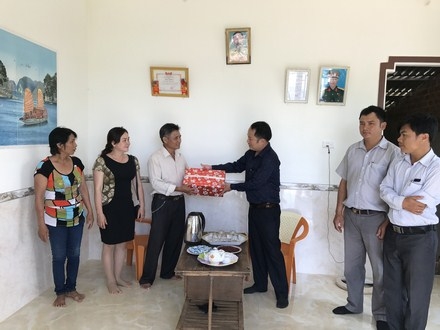  Lãnh đạo Phòng LĐ-TBXH huyện Cư Kuin trao quà tặng đối tượng người có công trên địa bàn.