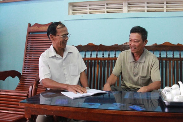 Ông Lê Văn Duyệt (bìa trái) đến vận động xây dựng NTM tại một hộ dân trong thôn 2.