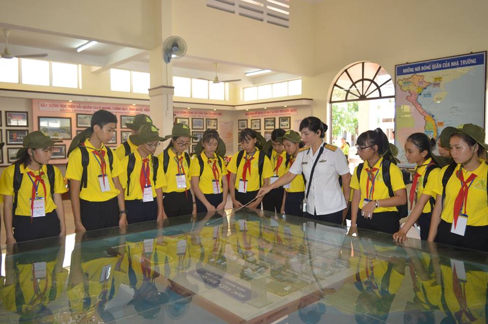 Các học viên tham quan Nhà truyền thống của Học viện Hải quân (ảnh Tỉnh Đoàn cung cấp)