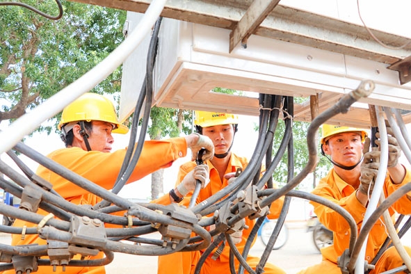 Công nhân Công ty Điện lực Đắk Lắk sửa chữa, nâng cấp hạ tầng lưới điện tại khu vực TP. Buôn Ma Thuột. 								                    Ảnh: H. Gia