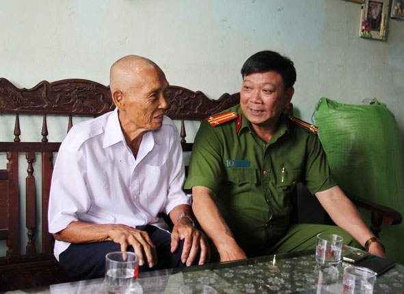 Trưởng Công an xã Hòa Khánh Trịnh Bá Luận thăm hỏi gia đình ông Nguyễn Xuân Dương. 