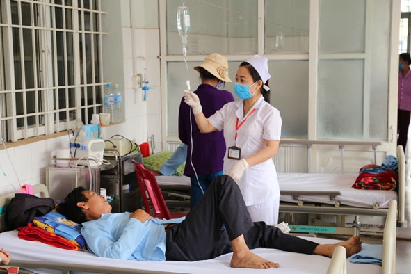 Bệnh nhân được bác sĩ chỉ định truyền dịch tại Bệnh viện Lao và bệnh Phổi tỉnh Đắk Lắk. 