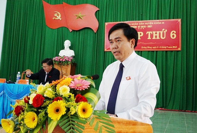 Bí thư Huyện ủy, Chủ tịch HĐND huyện Krông Bông, Nguyễn Minh Huấn phát biểu khai mạc kỳ họp. 