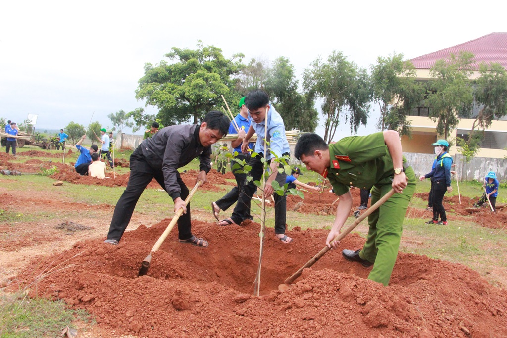 Đoàn viên, thanh niên tham gia trồng cây xanh tại xã Ea Phê.